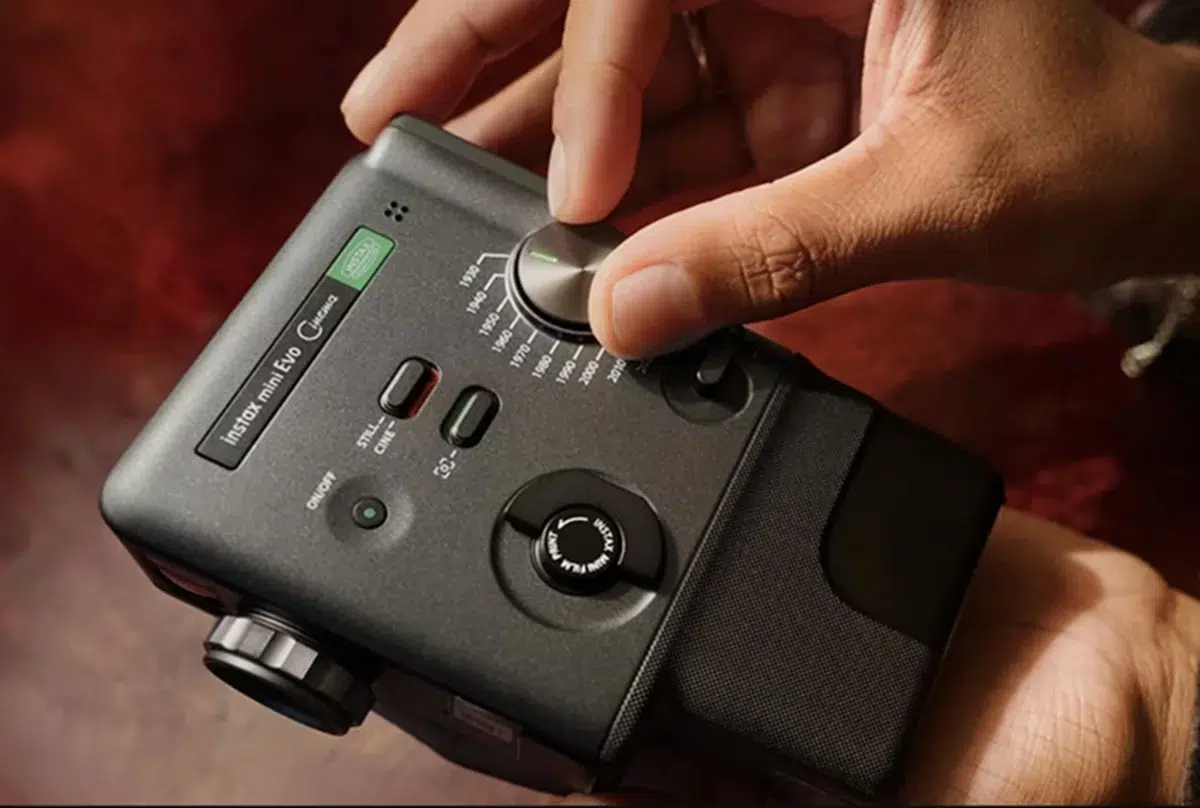 Fujifilm lanzó una cámara retro que mezcla nostalgia y tecnología