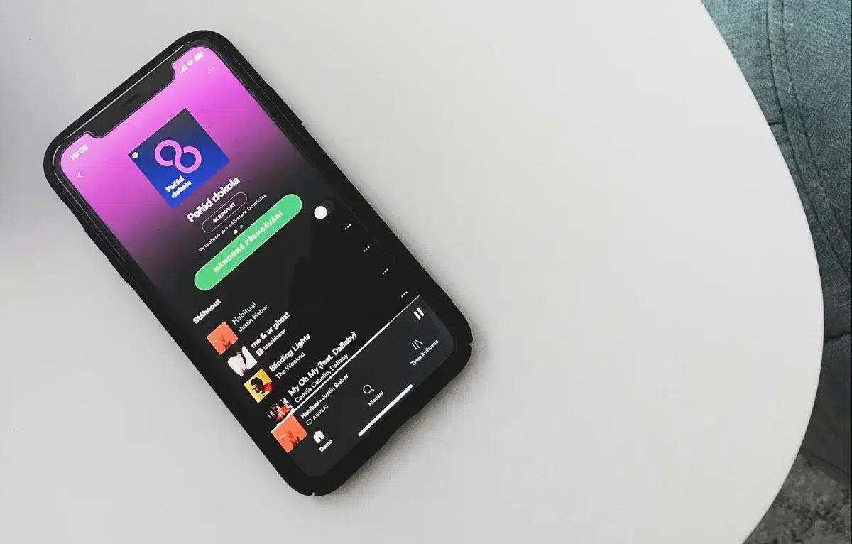 Polémica en Spotify: Una artista creada con IA apareció en el Viral 50 de EE.UU.