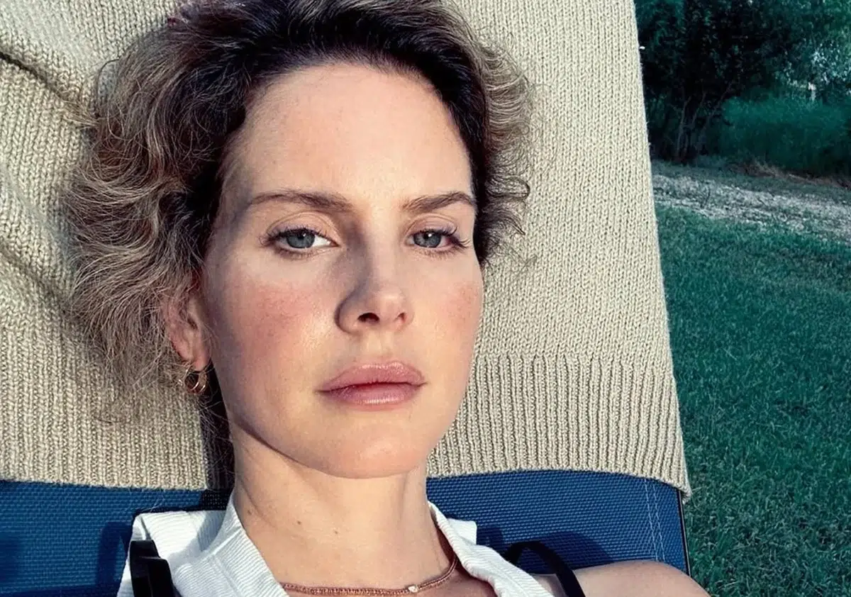 Lana Del Rey anunció el lanzamiento de su nuevo single “White Feather-Hawk Tail Deer Hunter”